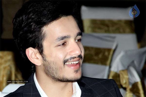 akhil akkineni,nagarjuna,akkineni nageshwarao,vinayak  ఎవ్వరినీ మర్చిపోని అక్కినేని అఖిల్‌!